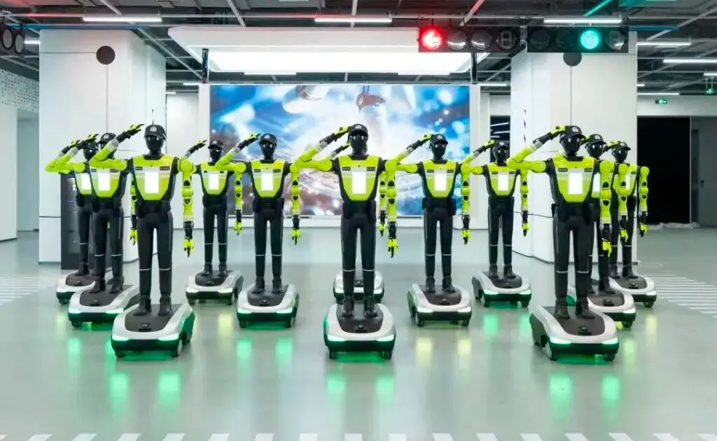 Un robot policía en una calle de Hangzhou, China, listo para asistir en el control de tráfico