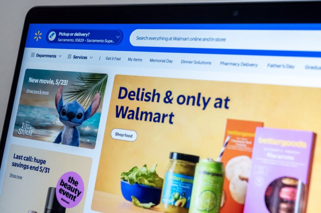 Un hombre sostiene un carrito de compras en un Walmart con grandes descuentos