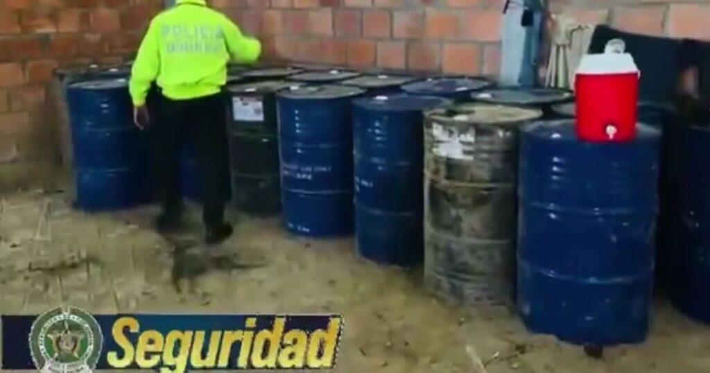 Imagen de sustancias químicas incautadas en operativo policial, 'más de 15 toneladas de químicos'