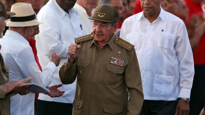 Imagen de banderas de Cuba, China y Rusia juntas, simbolizando la alianza y apoyo mutuo