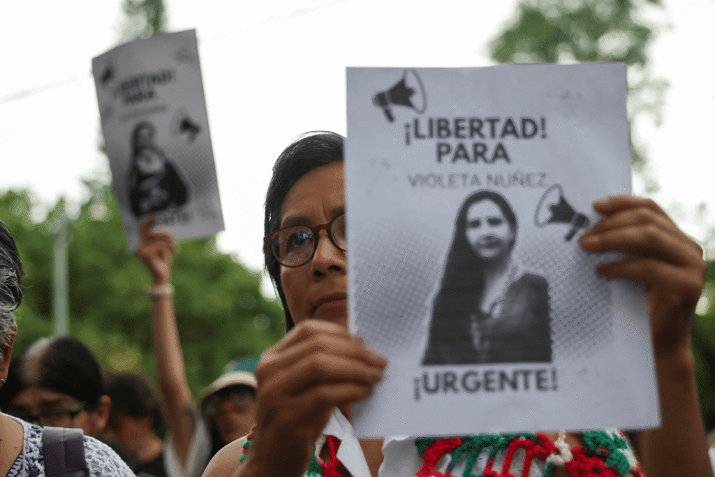Activistas propalestinos con las manos atadas a la espalda mientras un ministro israelí los observa en una imagen de 'la flotilla de Gaza'