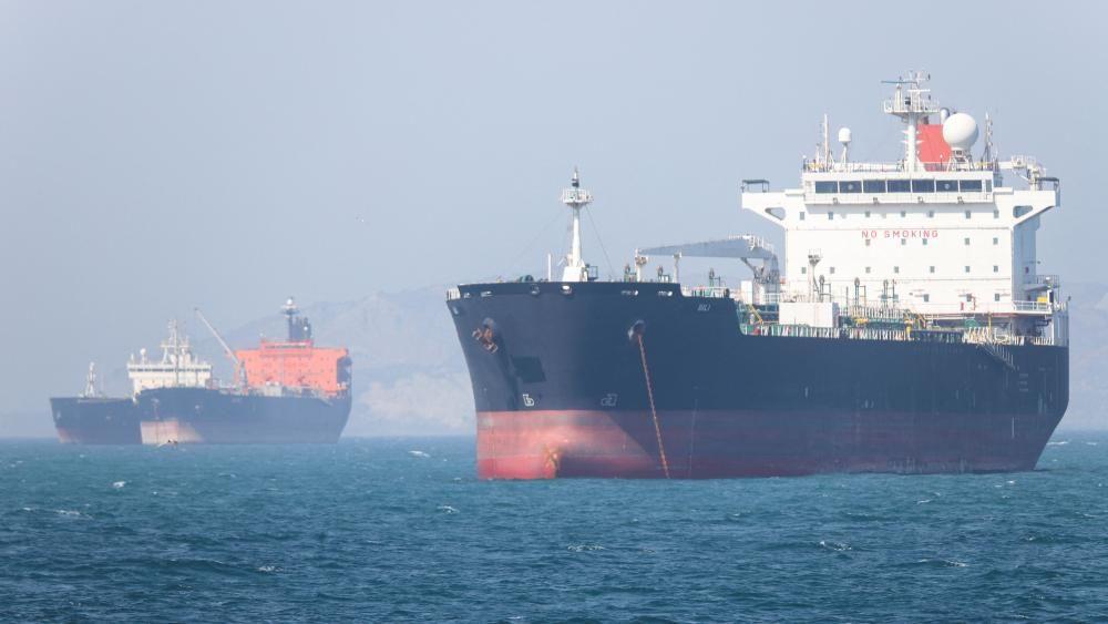 Barcos en el estrecho de Ormuz con escolta militar de EEUU
