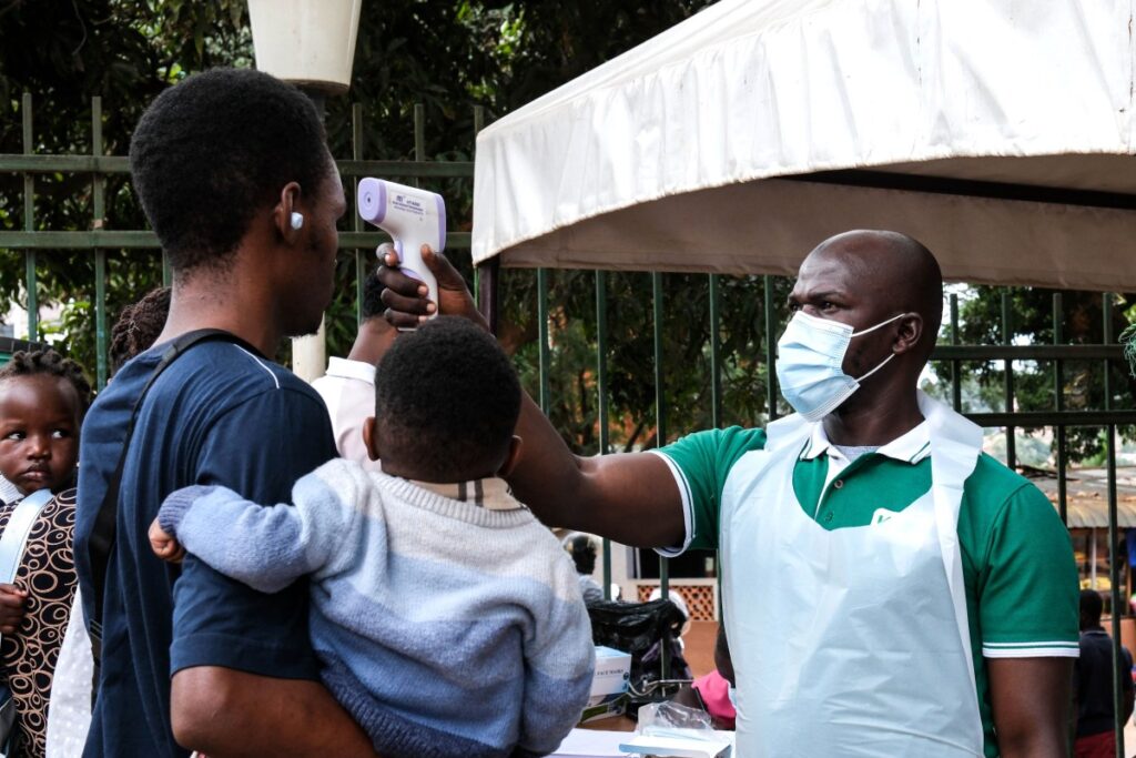 Imagen de un equipo de salud trabajando en un centro de atención para pacientes con ébola