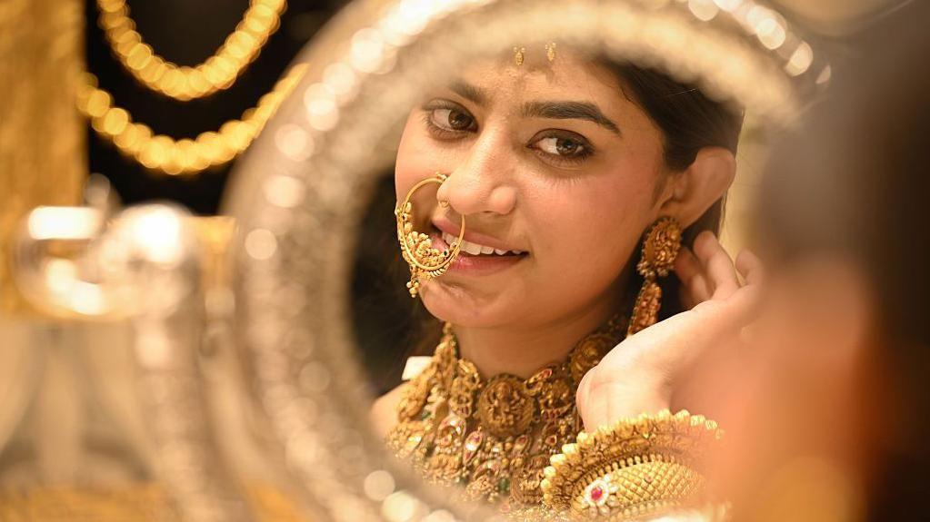 Imagen de joyas de oro en una tienda de la India