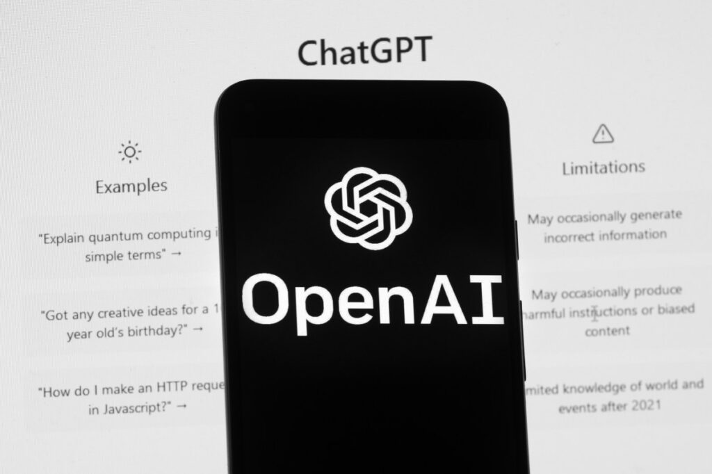 Imagen de una persona frente a una pantalla con información errónea