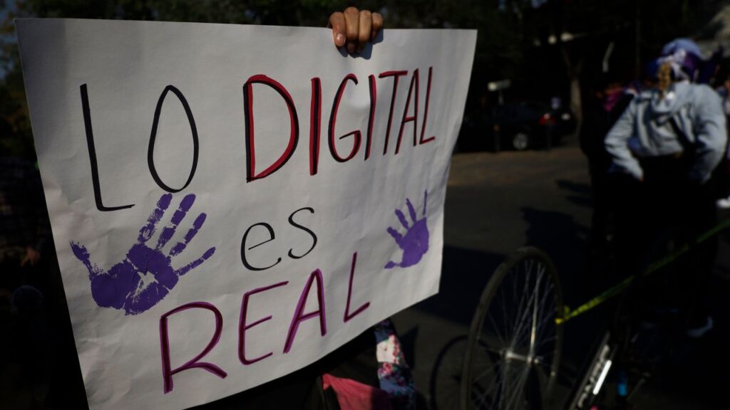 Mujer con una pantalla rota, reflejando la violencia digital que sufren las mujeres en México