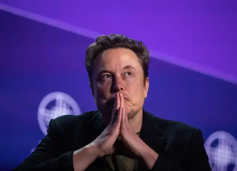 Elon Musk en una imagen de una audiencia, hablando sobre los riesgos de la inteligencia artificial