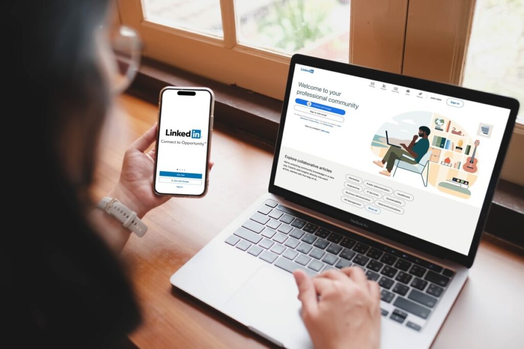 Persona buscando empleo en computadora con varias pestañas de plataformas de trabajo