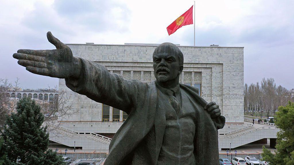 Imagen de Bishkek con edificios de estilo soviético siendo demolidos