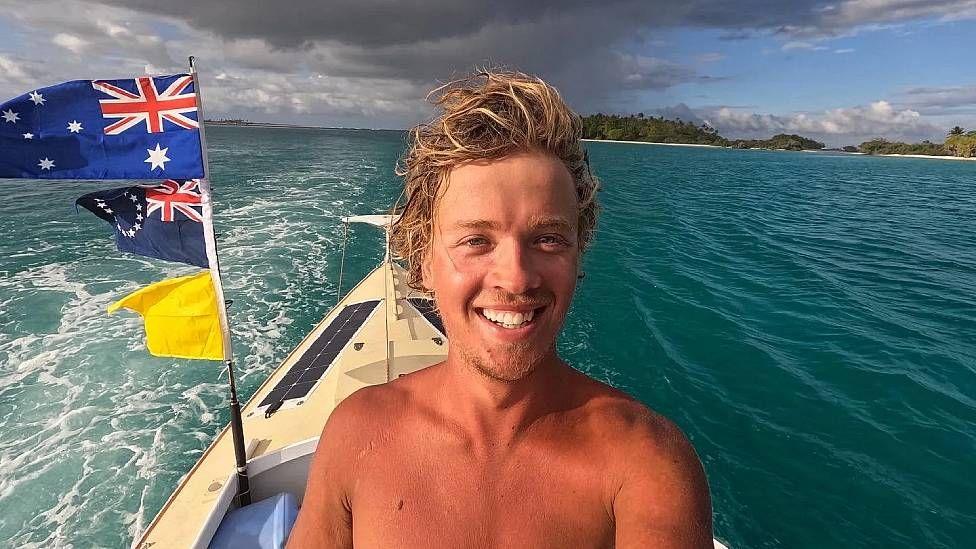 Tom Robinson remando en su bote Maiwar en medio del océano Pacífico