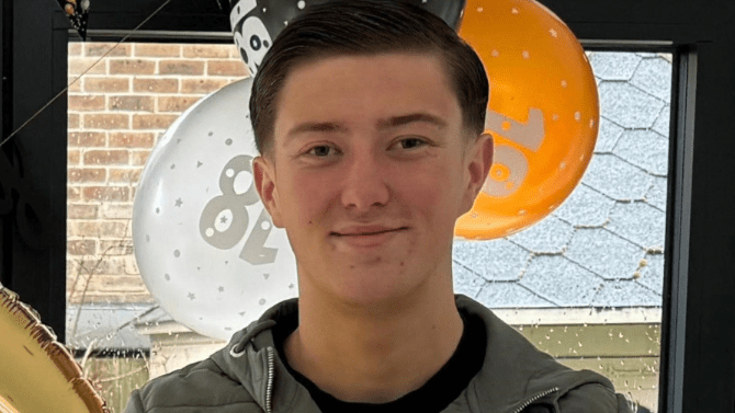 Imagen de un agente de policía británico en una escena de emergencia
