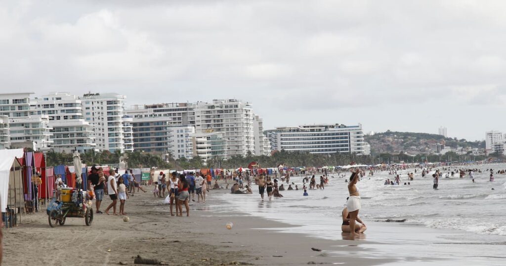 Salvavidas rescatando a padre e hijo de corriente de retorno en playa de La Boquilla