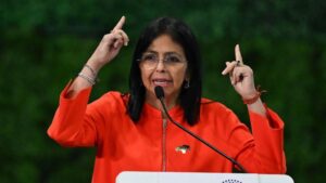 La presidenta interina de Venezuela, Delcy Rodríguez, en una reunión en India sobre energías renovables y comercio.