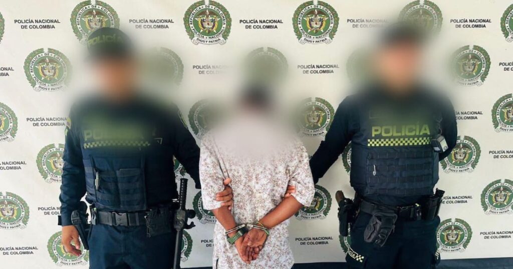 Policía judicial capturando a alias el Pequeño en San Cristóbal por hurtos