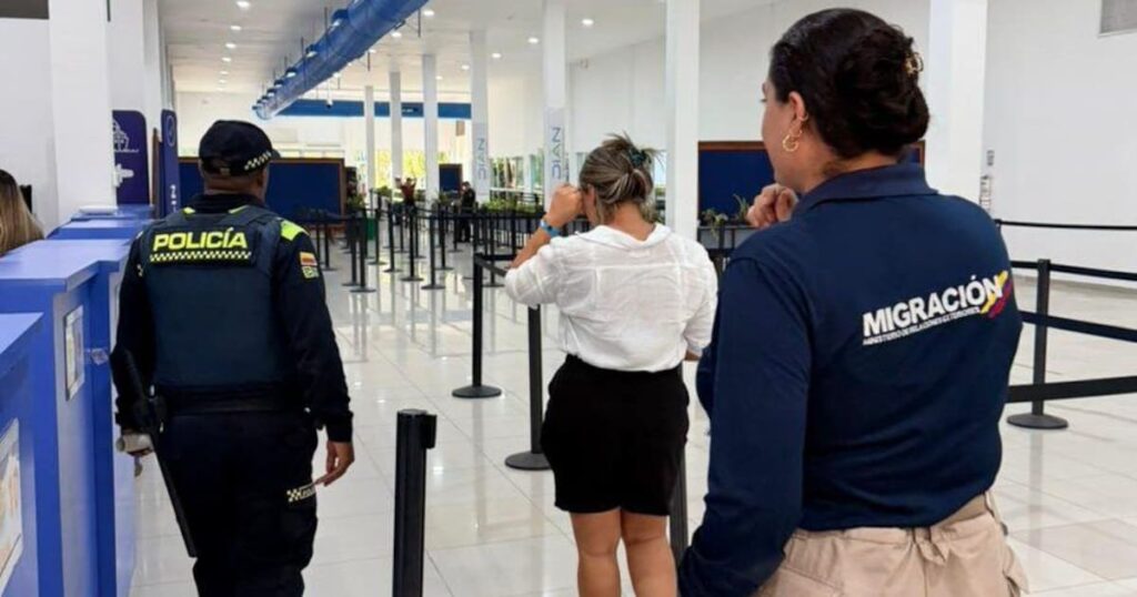 Una mujer y su hijo en el aeropuerto de Cartagena, sorprendidos con un falso permiso