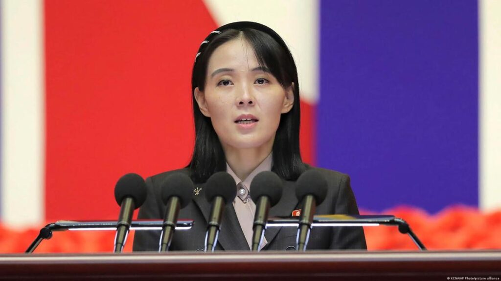 Kim Yo-jong hablando en un comunicado oficial sobre el estatus nuclear de Corea del Norte