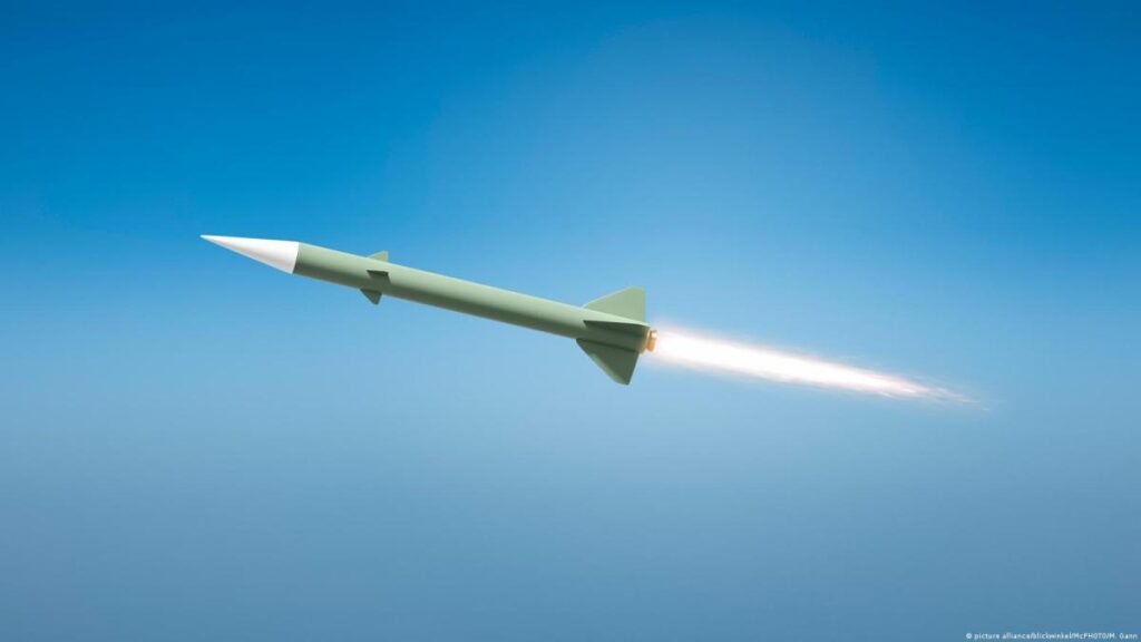 Imagen de un avión de combate con capacidad nuclear en un hangar militar