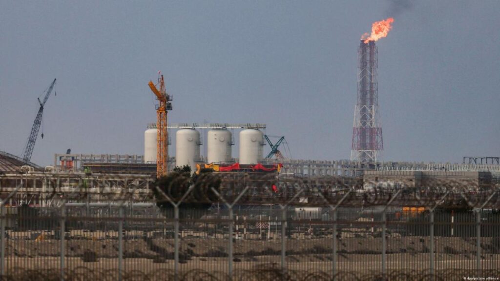 Explosión en planta de GNL de Ras Laffan con humo y llamas al fondo