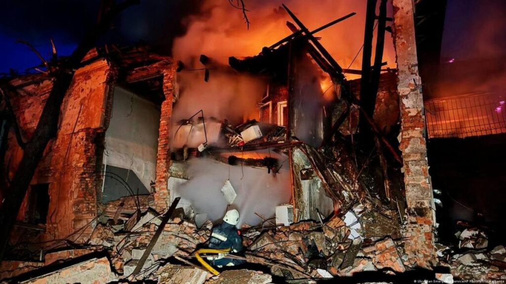 Imagen de un edificio dañado en Ucrania tras un ataque ruso