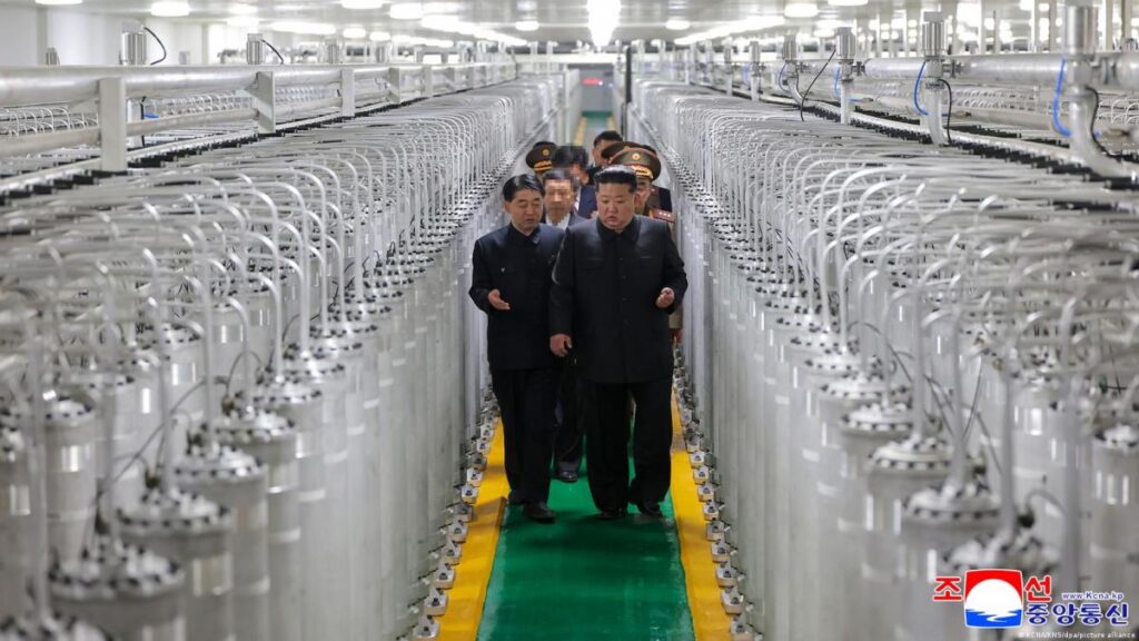 Kim Jong-un en una imagen de visita a una nueva planta de producción de material nuclear en Corea del Norte