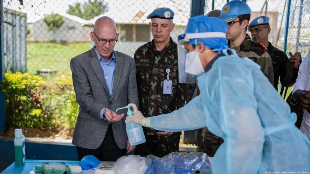 Imagen de un equipo de salud trabajando en un centro de contención de ébola
