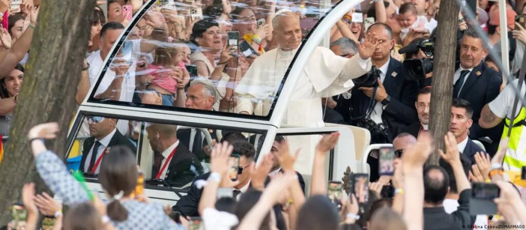 Imagen de fieles asistentes a la misa del papa León XIV en la plaza de Cibeles de Madrid