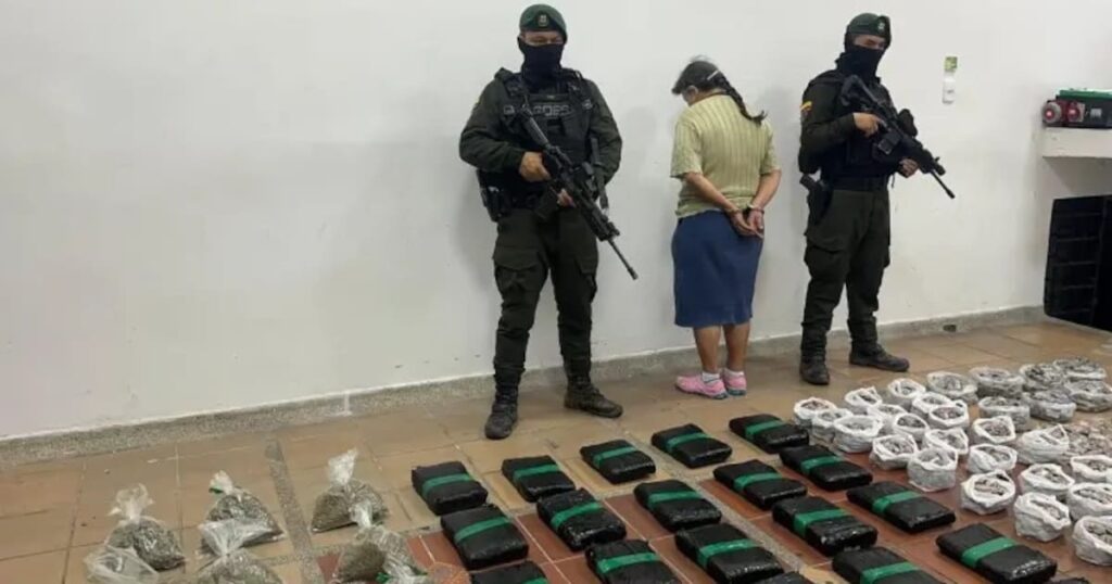 Mujer de avanzada edad custodiando un lugar de almacenamiento de estupefacientes