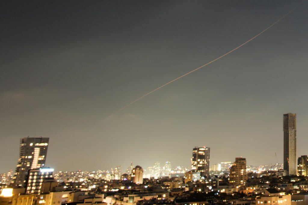 Imagen de misiles sobrevolando el cielo de Israel durante el ataque iraní