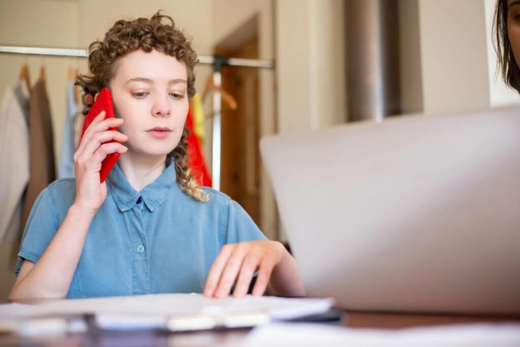Un adolescente mirando ofertas de trabajo en una tablet con una expresión de preocupación