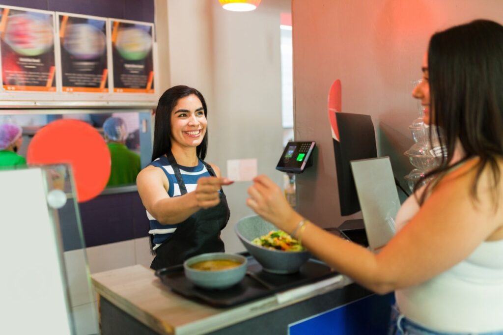 Adolescente revisando ofertas de empleo en su teléfono con expresión de frustración
