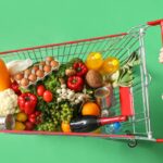 Persona sosteniendo bolsas de compras de Amazon Fresh con productos frescos y sonriendo