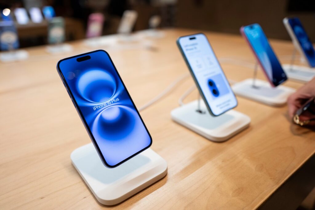 Tim Cook en conferencia anunciando alza de precios por chips de memoria y almacenamiento