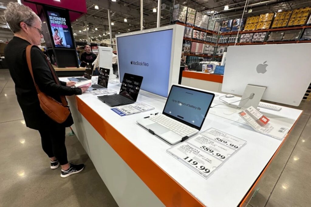 MacBook Pro y iPad con etiquetas de precios aumentados por chips IA