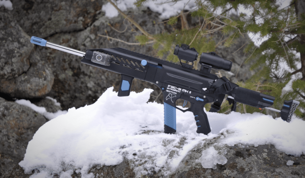 Imagen de una impresora 3D creando un fusil, simbolizando la amenaza de las armas fantasma