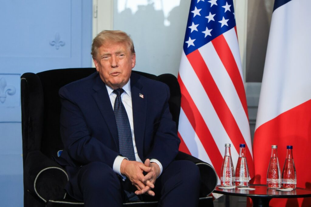 Donald Trump en la cumbre del G7 hablando por teléfono con Putin y Zelenski