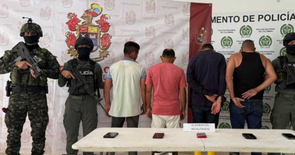 Imagen de arsenal incautado a presuntos miembros de las ACSN en operativo militar