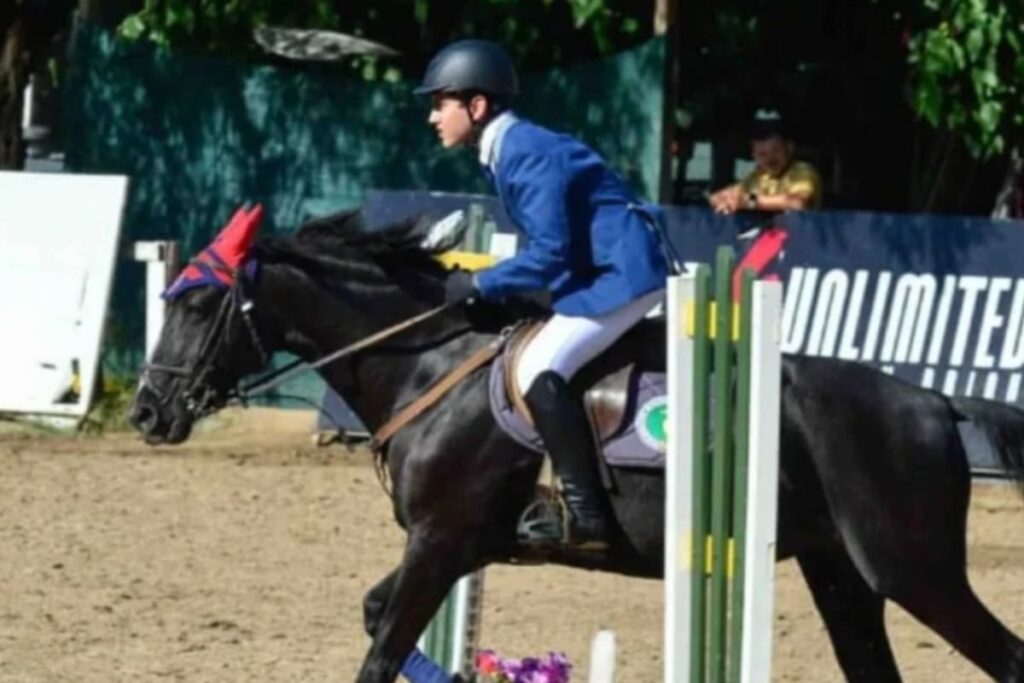 Nacho monta un caballo con elegancia y concentración, demostrando su pasión por la equitación adaptada