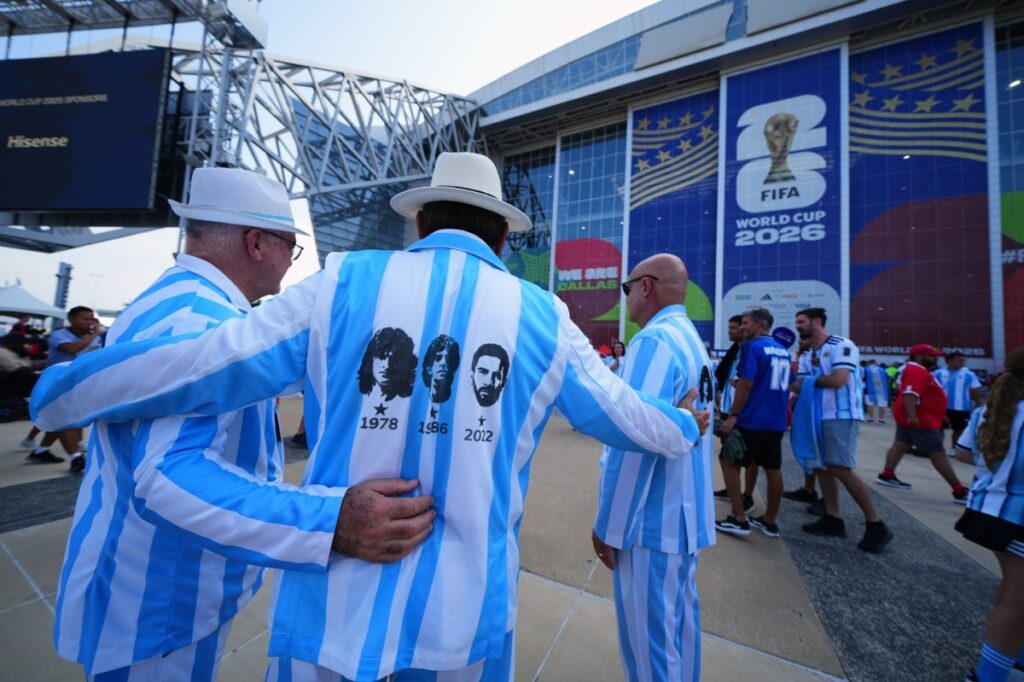 Turistas en ciudad sede del Mundial 2026 con banderas y ambiente festivo