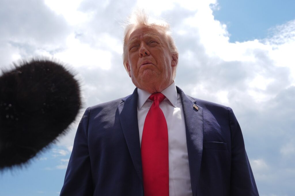 Donald Trump anunciando el acuerdo con Irán para reabrir el estrecho de Ormuz