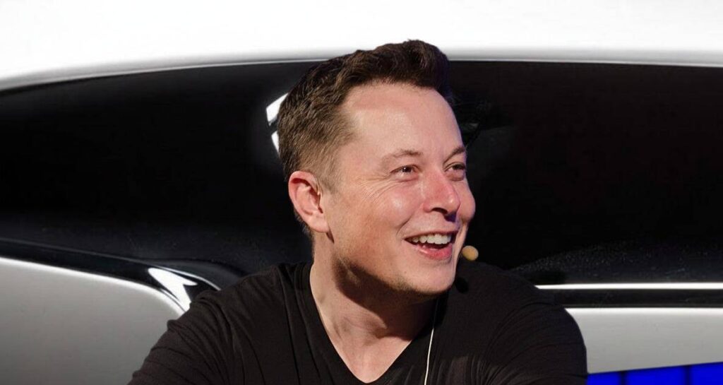 Elon Musk en Starbase transmitiendo en vivo el debut de SpaceX en Nasdaq