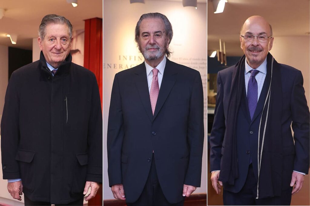 El Dr. Juan Carlos Maqueda sonriendo con la Pluma de Honor de la Academia Nacional de Periodismo