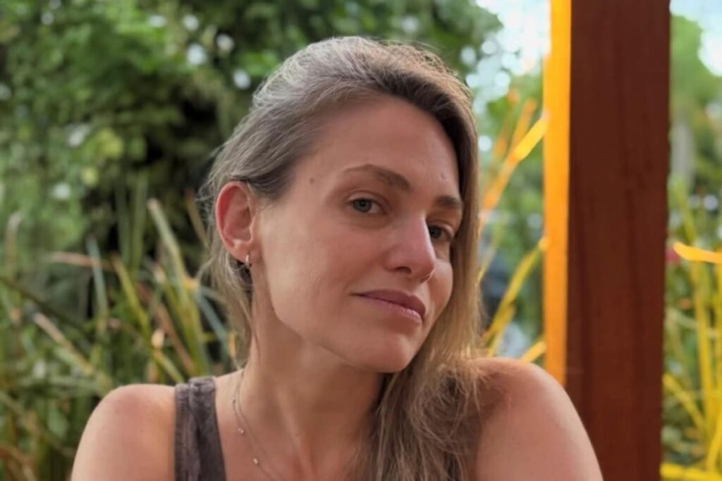 Valeria Sol Groisman sonriendo en sesión de fotos profesional con fondo claro