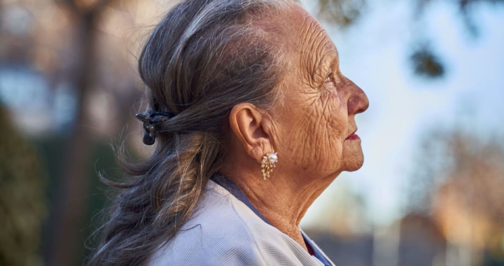 Por qué los mayores de 55 años toleran mejor el silencio