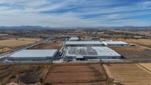 Imagen de un centro de datos en un parque industrial de Querétaro con el letrero ' BUILDING GROWTH TOGETHER'