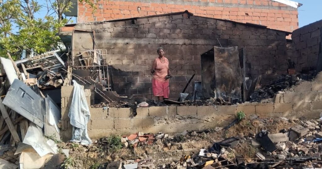 Casa calcinada de Luz Blandón en el barrio 9 de Abril de Cartagena tras incendio