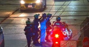 Policías deteniendo a alias Duvan tras persecución en Cartagena