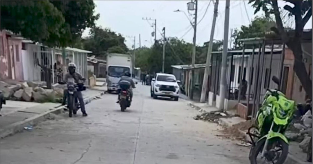 Escena del ataque sicarial en barrio El Bosque Barranquilla con policía investigando