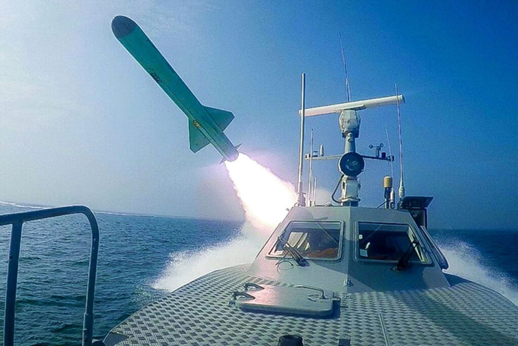 Drones iraníes en vuelo sobre el Golfo Pérsico tras ataque a Bahréin