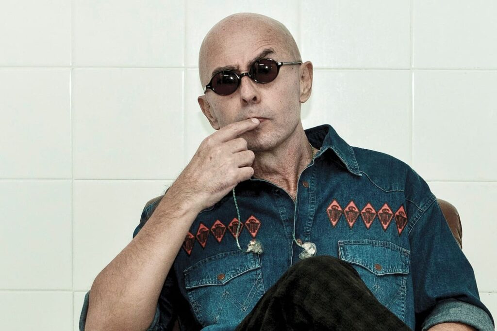 El Indio Solari en una imagen de archivo con una de sus icónicas guitarras