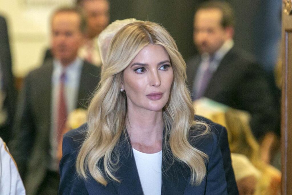 Ivanka Trump sonriendo en una imagen de la isla deshabitada de Sazan en Albania